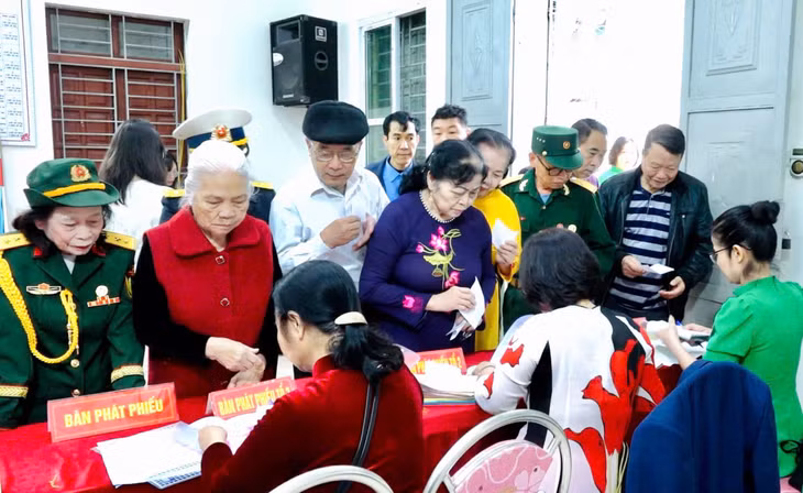 Cử tri phường Quang Hanh thực hiện quyền và nghĩa vụ công dân trong ngày hội non sông.
