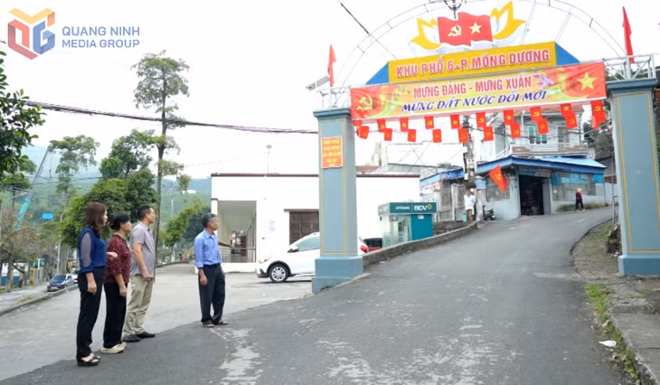 Với sự vận động của chính quyền xã và Ban công tác Mặt trận khu phố, Tuyến đường liên tổ 4, 5, 6, 7, 8 thuộc khu phố Mông Dương 6 (phường Mông Dương) được mở rộng, tạo thuận lợi cho người dân đi lại. Ảnh: Hoàng Yến