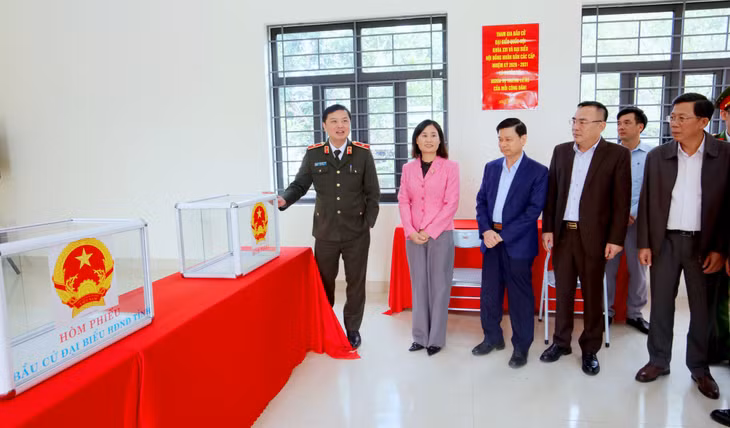 Giám đốc Công an tỉnh Thiếu tướng Nguyễn Tiến Trung kiểm tra công tác chuẩn bị bầu cử tại xã Hải Ninh.