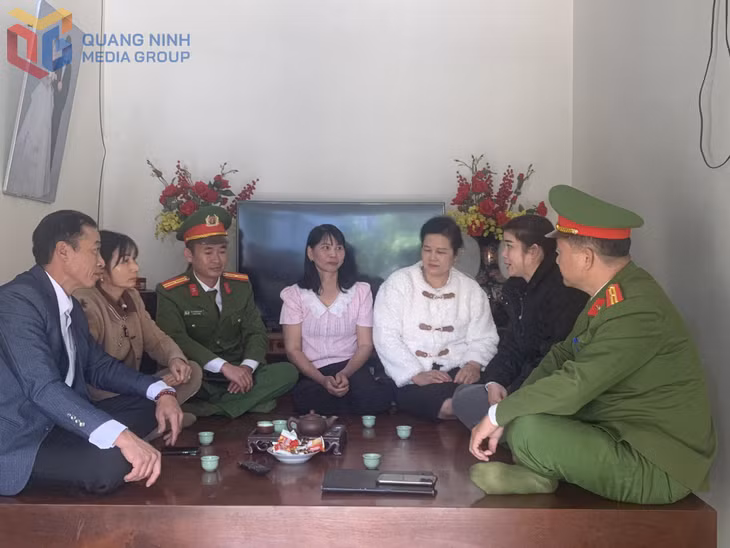 Công an xã Quảng Tân kiểm tra hệ thống Camera và tuyên truyền ANTT- ATGT cho người dân.