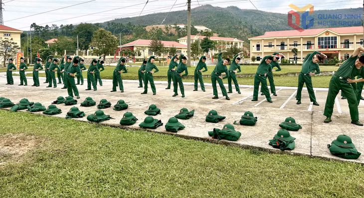 Các chiến sĩ mới Tiểu đoàn huấn luyện chiến sĩ mới, Trung đoàn 244, luyện tập thể dục.
