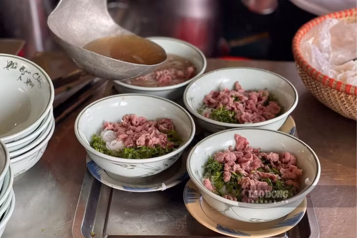 Phở bò gia truyền hấp dẫn thực khách. Ảnh: Nguyễn Đạt
