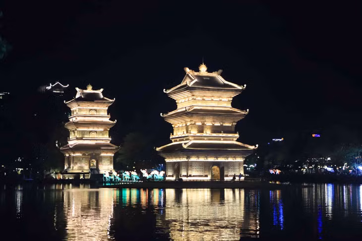 Từ xa, hai tòa tháp hiện lên uy nghi, nổi bật giữa không gian cổ kính.