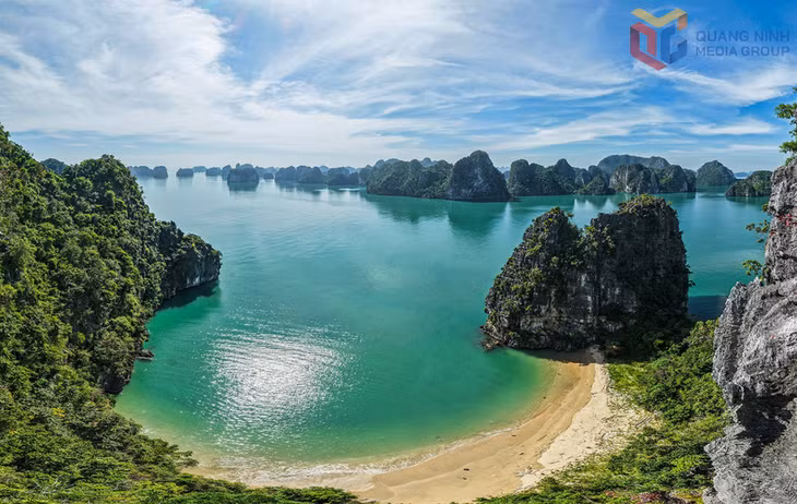 Khu vực hòn Bàn Chân với bãi cát có hình dáng cong tròn hoàn hảo, ôm trọn một vụng biển tĩnh lặng, tạo nên một "bể bơi" tự nhiên giữa lòng di sản.