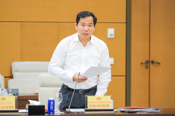 Tổng Thư ký Quốc hội, Chủ nhiệm Văn phòng Quốc hội Lê Quang Mạnh báo cáo tại cuộc họp. (Ảnh: DUY LINH)