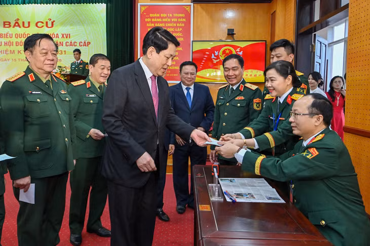 Tổ bầu cử triển khai đóng dấu "đã bỏ phiếu" vào thẻ cử tri. (Ảnh: THỦY NGUYÊN)