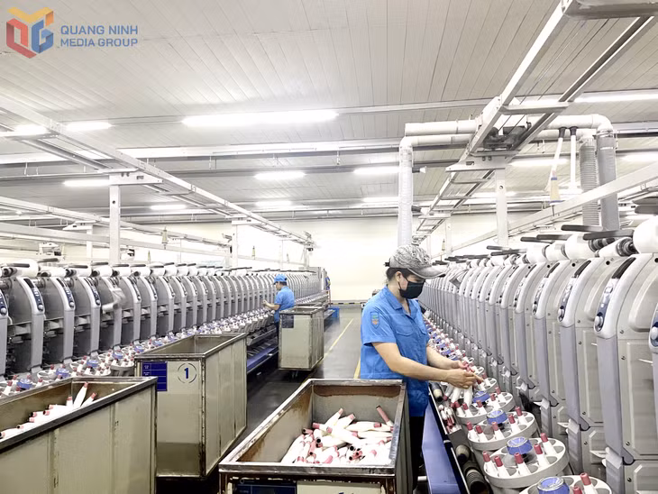 Sản xuất sợi tại Công ty TNHH Texhong Ngân Hà (KCN Hải Hà).