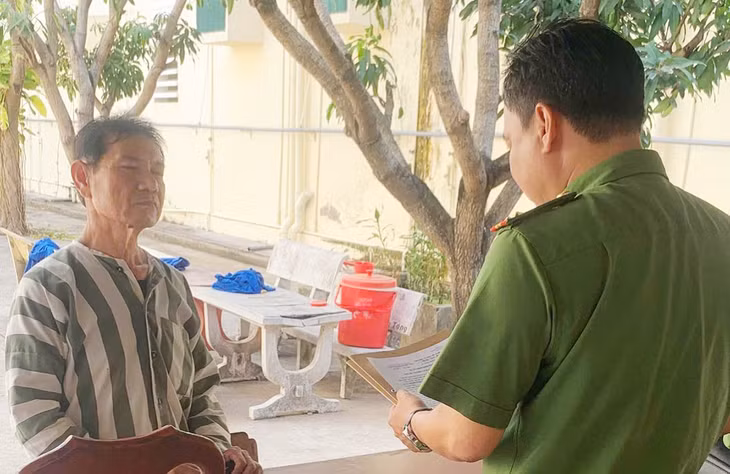 Phòng Cảnh sát kinh tế Công an tỉnh tống đạt các quyết định khởi tố vụ án, khởi tố bị can đối với Phạm Ngọc Liềm. Ảnh: Vũ Tiến
