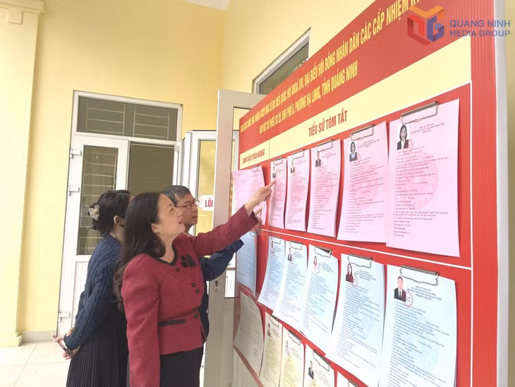Cử tri nghiên cứu tóm tắt tiểu sử của các ứng cử viên bầu cử ĐBQH khóa XVI và đại biểu HĐND các cấp nhiệm kỳ 2026-2031 tại Nhà văn hóa khu 6, phường Hạ Long.