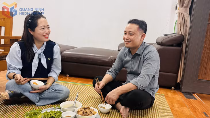 Bữa cơm tối của gia đình thợ lò Lương Ngọc Khánh (Công ty Than Hạ Long).