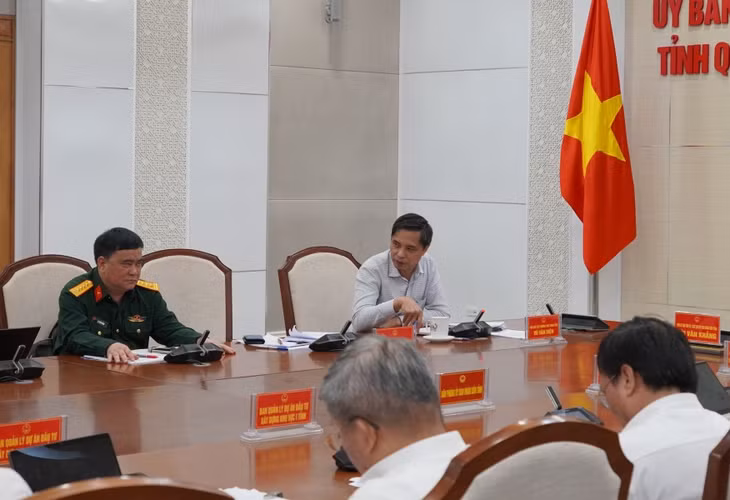 Đồng chí Vũ Văn Diện, Phó Chủ tịch Thường trực UBND tỉnh, phát biểu tại buổi làm việc.