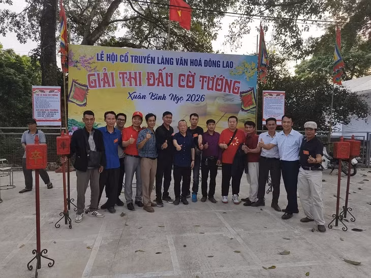 Vương Hạo (áo đỏ, thứ 5 từ phải sang) chụp hình giao lưu với các kỳ thủ giải hội làng - Ảnh: TLKĐ