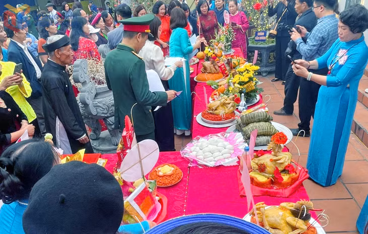 Thi ẩm thực truyền thống với bánh bạc đầu, bánh chưng gù cùng nhiều hoạt động văn hóa cổ truyền được phục dựng, tăng sức hút cho Lễ hội đình Lộ Phong.