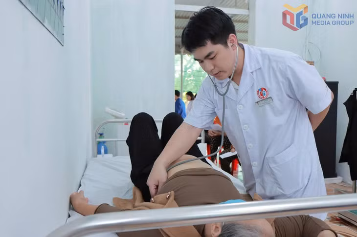 Bác sĩ Bệnh viện Việt Nam - Thụy Điển Uông Bí khám sức khỏe miễn phí cho người dân tại phường Móng Cái 1.