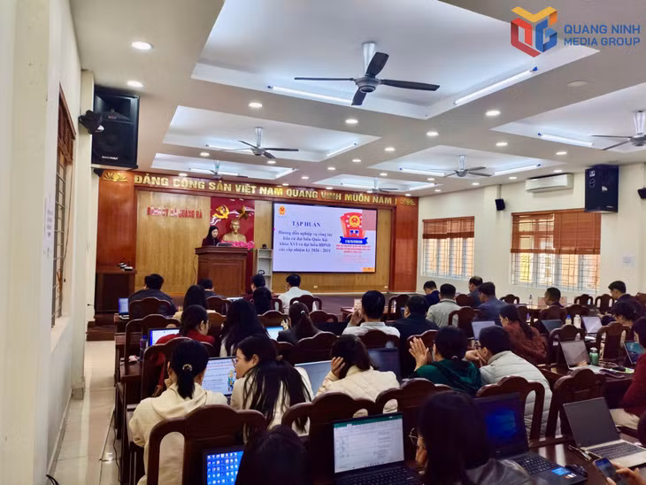 Quang cảnh buổi tập huấn cho cán bộ xã Quảng Hà về việc ứng dụng công nghệ thông tin phục vụ kỳ bầu cử.