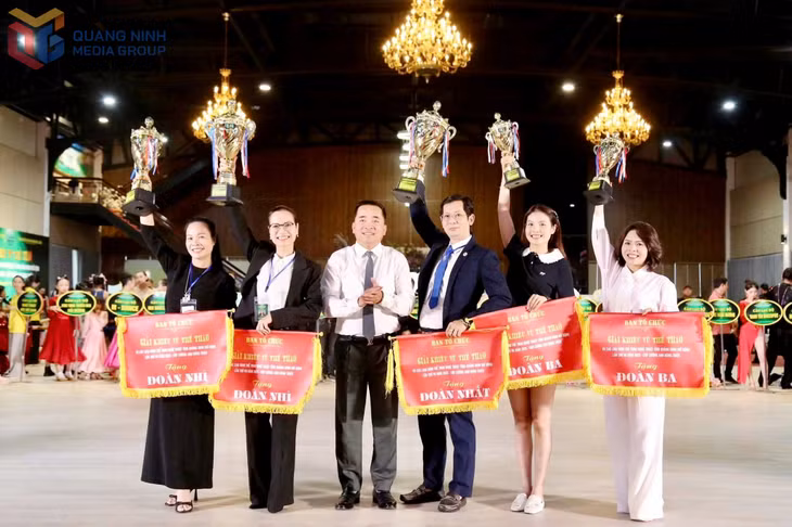 Thể thao thành tích cao Quảng Ninh giành được những kết quả đáng ghi nhận trên đấu trường quốc gia. Trong ảnh: Ông Nguyễn Thanh Tùng trao giải cho các đoàn giành thành tích cao tại Giải Khiêu vũ thể thao và các loại hình nghệ thuật năm 2025.