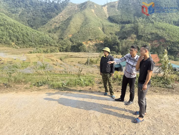 Mặt đường nhỏ hẹp, xuống cấp gây khó khăn cho việc đi lại của người dân và tiềm ẩn nguy cơ mất ATGT.