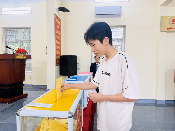 Cử tri trẻ lần đầu đi bầu cử.