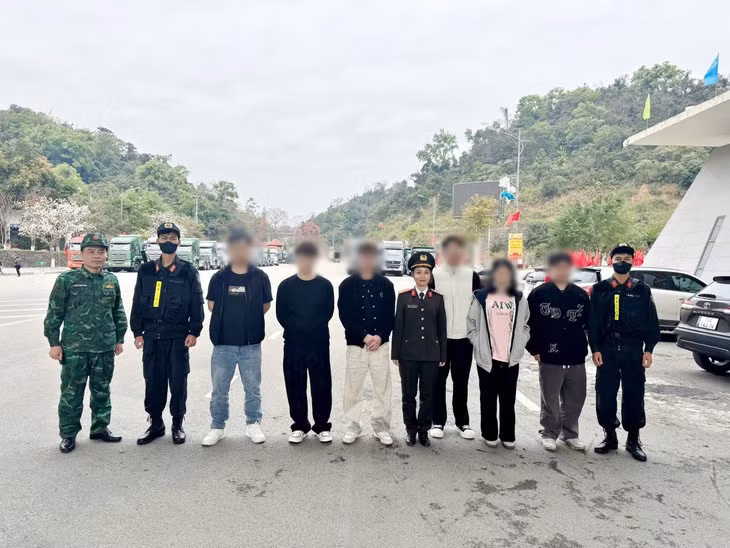 Nhóm nghi phạm đã bị trục xuất khỏi lãnh thổ Việt Nam theo quy định của pháp luật - Ảnh: Công an cung cấp