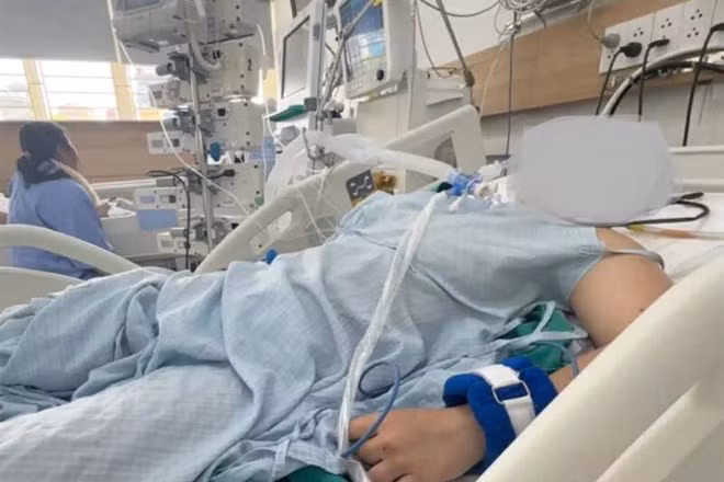 Sức khỏe của 3 bệnh nhân ngộ độc ở Mộc Châu rất nặng và đang được điều trị tích cực ở Bệnh viện Bạch Mai. Ảnh: Người nhà bệnh nhân cung cấp.