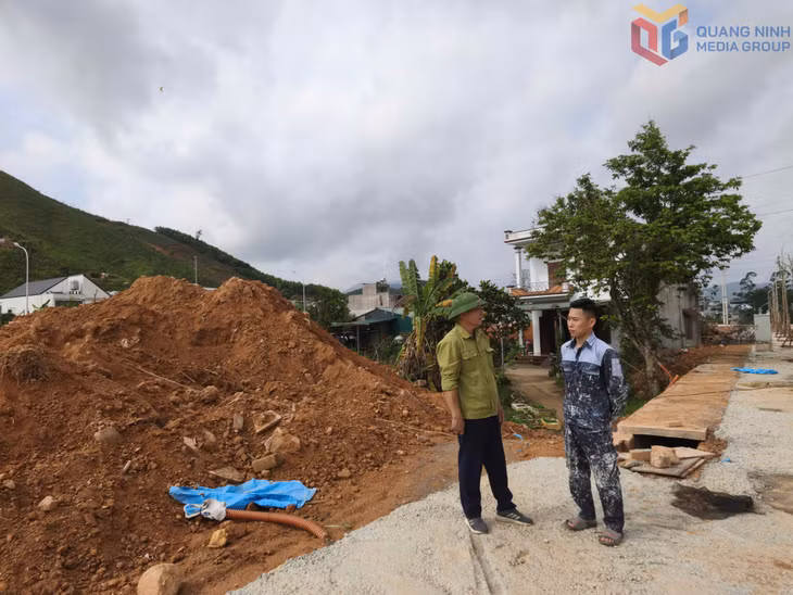 Ông Đàm Văn Lâm người có uy tín thôn 4, xã Ba Chẽ nắm tình hình sau khi tuyên truyền, vận động nhân dân thực hiện giải phóng mặt bằng triển khai dự án tại thôn.