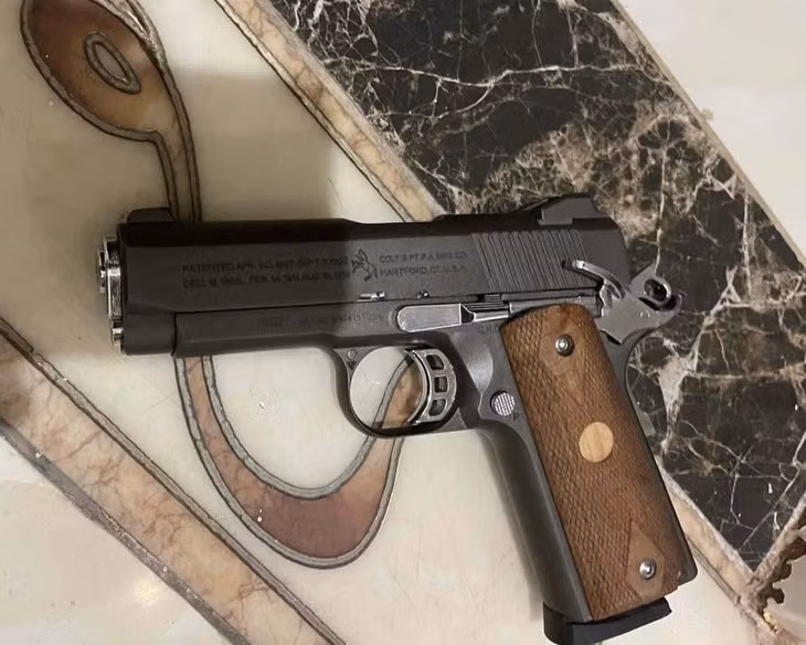 Khẩu súng được cảnh sát tìm thấy tại hiện trường - Ảnh: A.X.
