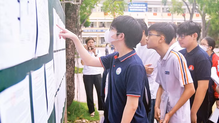 Học sinh xem sơ đồ phòng thi trước giờ thi vào lớp 10 trung học phổ thông.