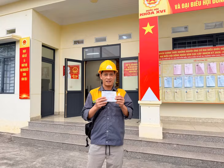 Anh Điệp Văn Kém, công nhân Công ty CP Đầu tư và Thi công hạ tầng Vianfa, hoàn thành nghĩa vụ cử tri.