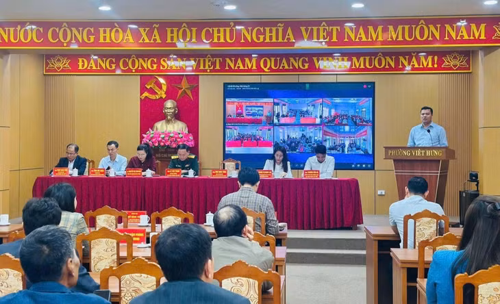 Hội nghị tiếp xúc cử tri trực tiếp kết hợp trực tuyến tới từng khu phố tại phường Việt Hưng.
