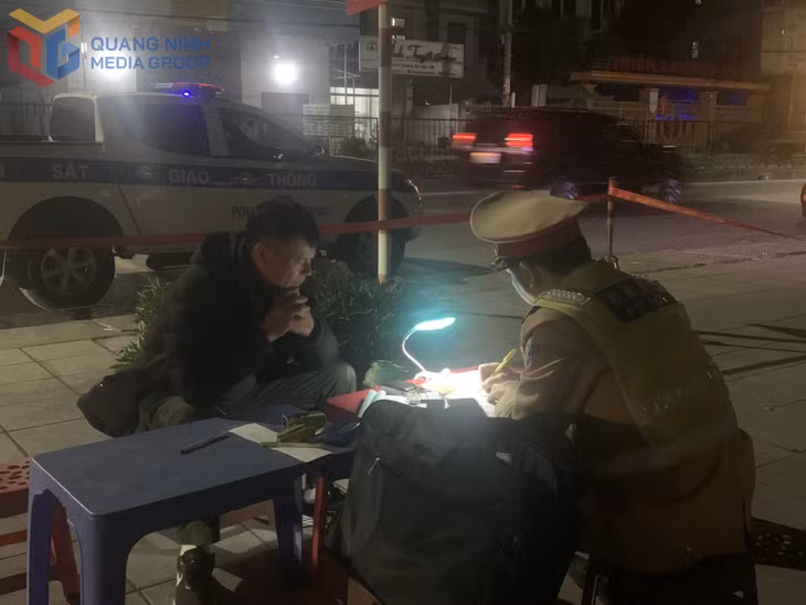 Đội CSGT Đường bộ số 2, Phòng CSGT Công an tỉnh Quảng Ninh lập biên bản trường hợp vi phạm nồng độ cồn trên Quốc lộ 18A đoạn đi qua địa bàn phường Cẩm Phả.