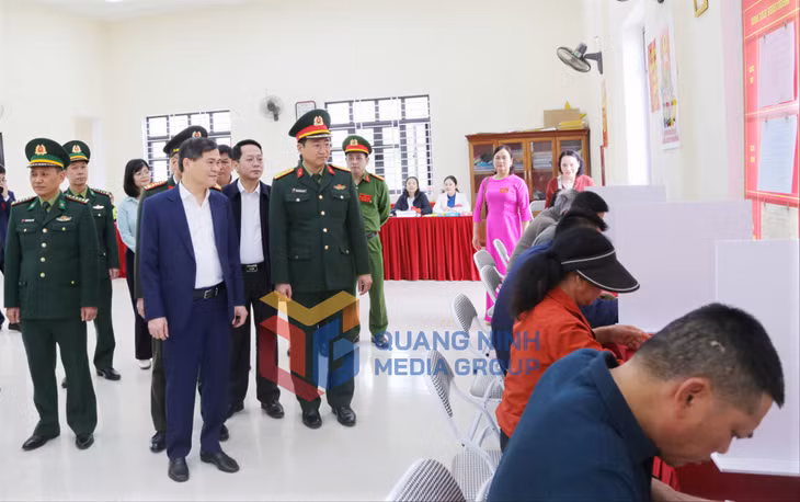 Đồng chí Bùi Văn Khắng, Phó Bí thư Tỉnh ủy, Chủ tịch UBND tỉnh, kiểm tra công tác bầu cử tại phường Móng Cái 1 (3-2026). Ảnh: Nguyễn Thanh