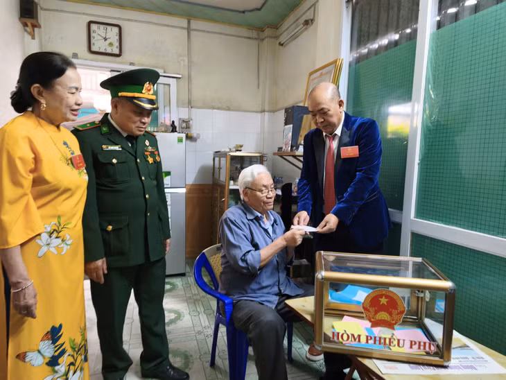 Tổ bầu cử khu vực số 29, khu phố Minh Khai, phường Cẩm Phả, xác nhận cử tri đã bỏ phiếu tại nhà.