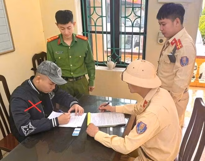 Lực lượng chức năng lập biên bản xử lý đối với Nguyễn Văn Cảnh (dấu X) về hành vi vi phạm giao thông và sử dụng trái phép chất ma túy. Ảnh: Diệu Anh