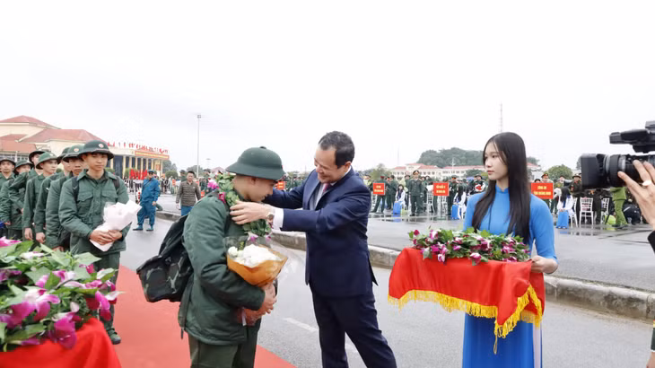 Đồng chí Điệp Văn Chiến, Ủy viên BTV Tỉnh ủy, Trưởng Ban Nội chính Tỉnh ủy tặng hoa động viên tân binh.