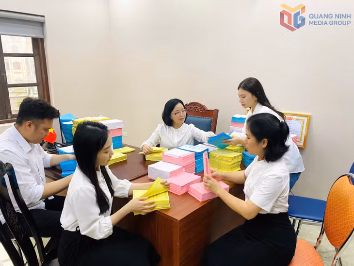 Cán bộ, công chức Phòng VHXH phường Cẩm Phả kiểm tra phiếu bầu, sẵn sàng cho ngày diễn ra bầu cử. Ảnh: Mạnh Trường