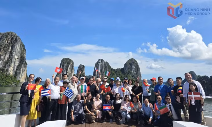 Các đại biểu quốc tế dự Lễ kỷ niệm 80 năm Quốc khánh nước CHXHCN Việt Nam tham quan Vịnh Hạ Long.