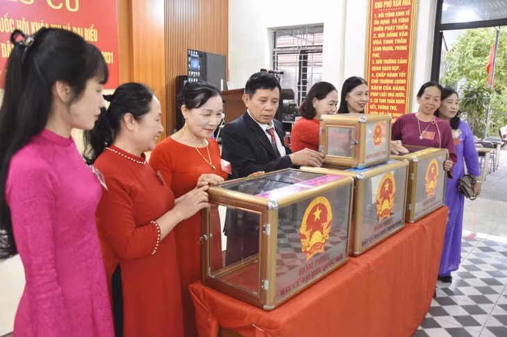 ... và kiểm tra kỹ càng mọi điều kiện đảm bảo thực hiện cuộc bầu cử thành công.