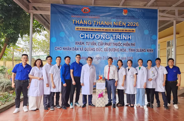 Bệnh viện Đa khoa tỉnh tặng quà cho Trạm Y tế xã Quảng Đức.