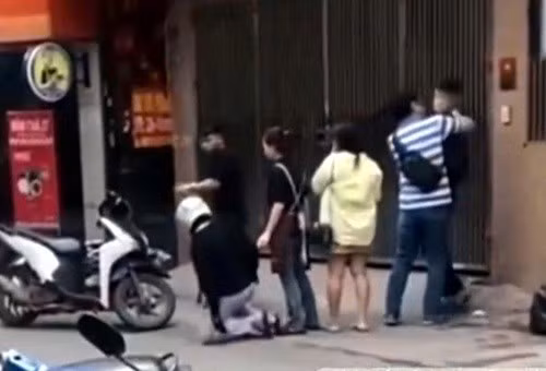 Công an xác minh vụ nam thanh niên bị hành hung sau mâu thuẫn trong quán ăn ở Hà Nội. Ảnh cắt từ clip