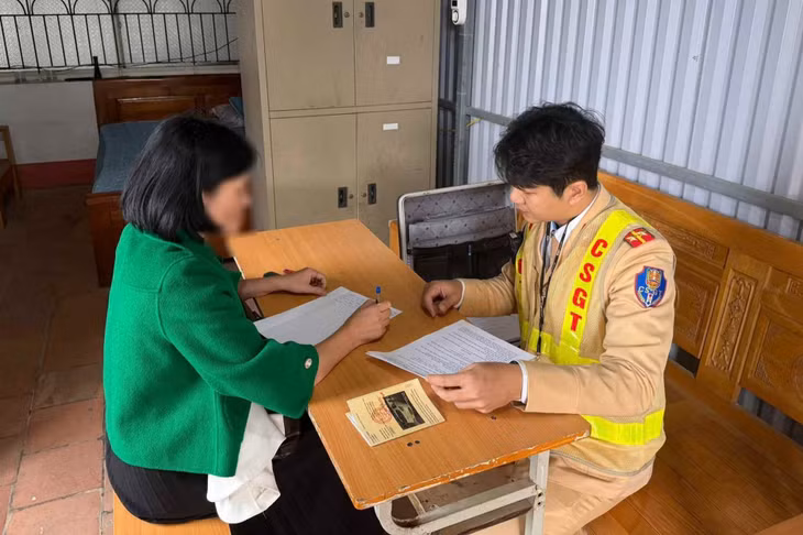 Cơ quan chức năng triệu tập, làm việc với nữ tài xế. Ảnh: CACC