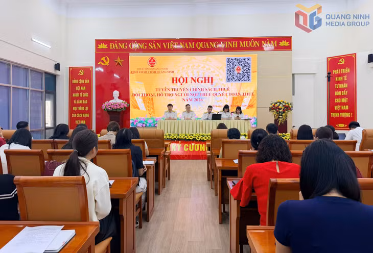 Lãnh đạo Thuế Cơ sở 1 Quảng Ninh giải đáp câu hỏi của doanh nghiệp, hộ kinh doanh.