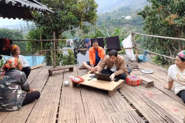 Cán bộ Trạm Y tế phường Mộc Châu thu thập thông tin và lấy mẫu thực phẩm trong bữa ăn để gửi xét nghiệm. Ảnh: Trạm Y tế phường Mộc Châu