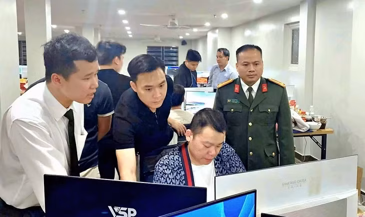Công an đột kích kiểm tra nhóm nghi phạm người nước ngoài trú tại phường Nam Sơn, tỉnh Bắc Ninh vi phạm pháp luật - Ảnh: Công an cung cấp