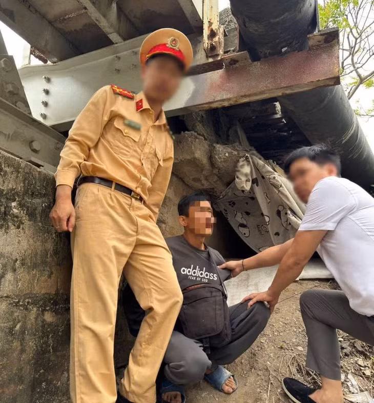 Các đối tượng bị bắt quả tang. Ảnh: Công an Hải Phòng
