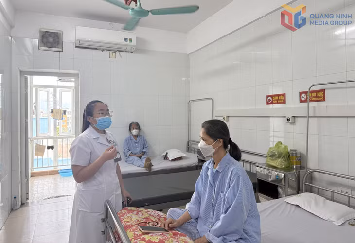 Bác sĩ Hoàng Tú Anh là một trong 8 bác sĩ trẻ đầu tiên về công tác tại Bệnh viện Phổi Quảng Ninh theo chính sách thu hút nhân lực.
