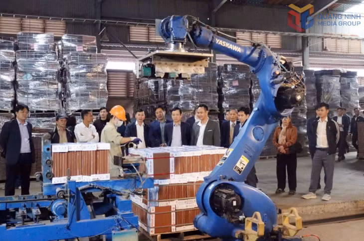 Dây chuyền sản xuất có ứng dụng nhiều thành tựu KHCN tại Tổ hợp Gốm Đất Việt.