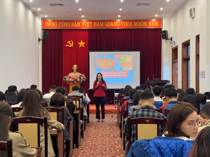 Giảng viên Trường Đào tạo cán bộ Nguyễn Văn Cừ lên lớp ngay sau lễ khai giảng.