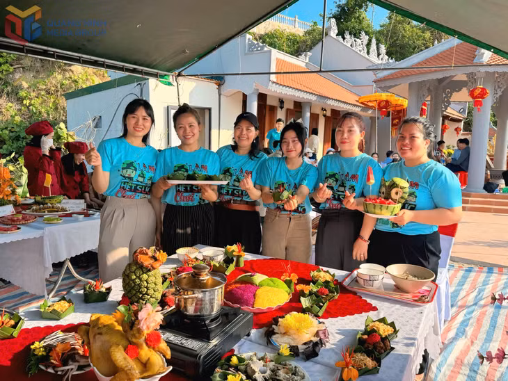 Đội liên thôn gồm Thôn 1, Thôn 2, Thôn 3 với phần thi ẩm thực tham gia hội thi.