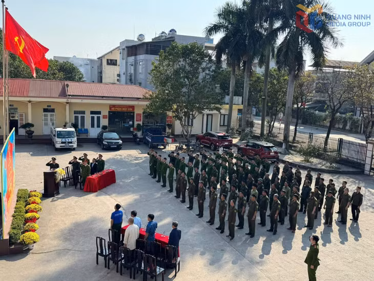 Công an phường Móng Cái 2 tổ chức ra quân đảm bảo ANTT đêm Giao thừa Tết Nguyên đán Bính Ngọ 2026 (Ảnh: Trần Tương CTV)