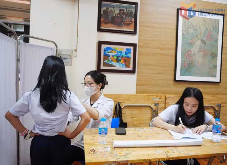 Y, bác sĩ Bệnh viện Bãi Cháy khám sàng lọc dị tật lồng ngực bẩm sinh cho học sinh Trường THCS Nguyễn Trãi (phường Việt Hưng).